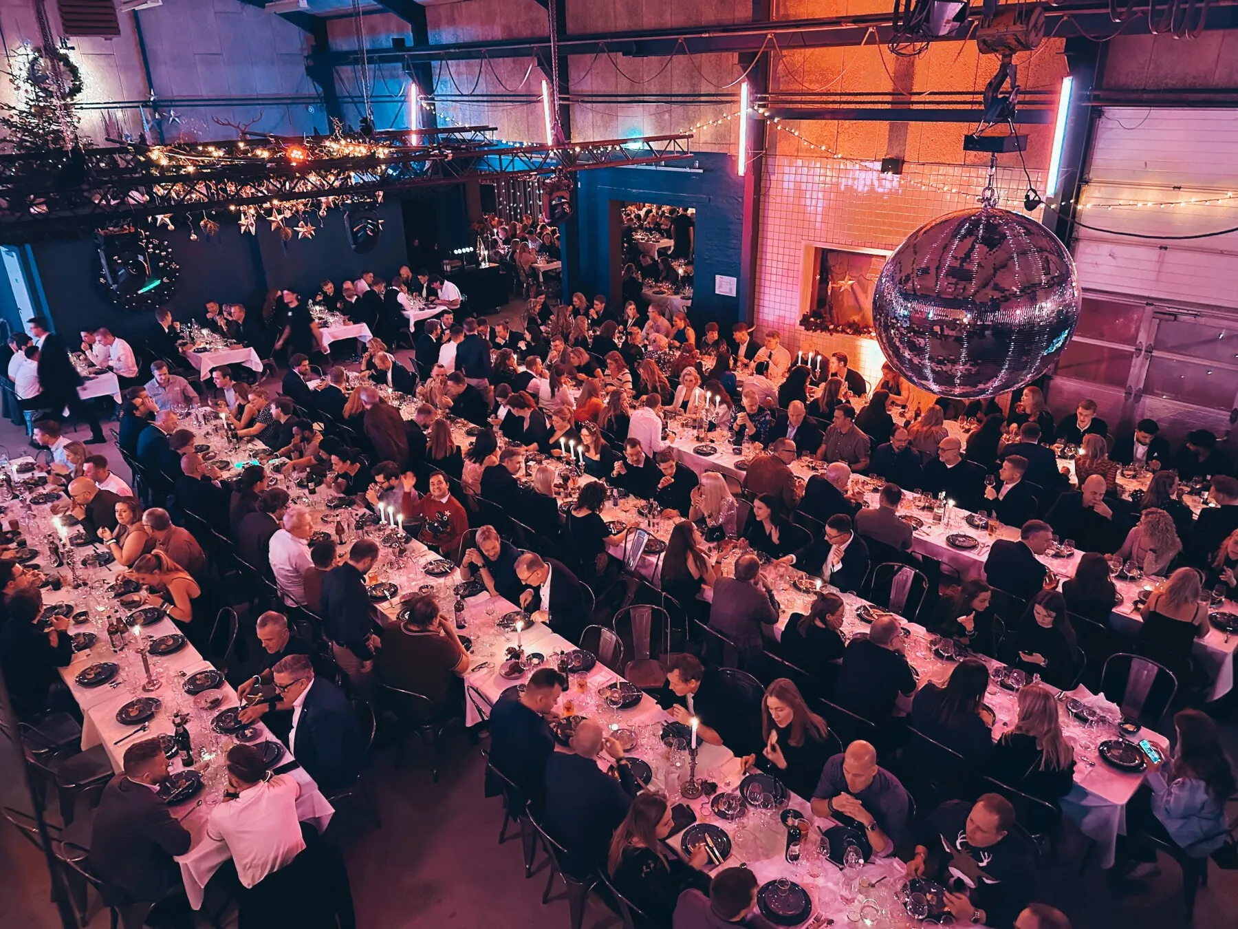 Middagsselskab ved Ø6 i Odense C med festlig atmosfære og dekorationer, perfekt til events.
